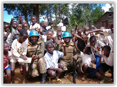 Photo de gardiens de la paix avec les enfants au Congo - soumis par un étudiant de POTI.